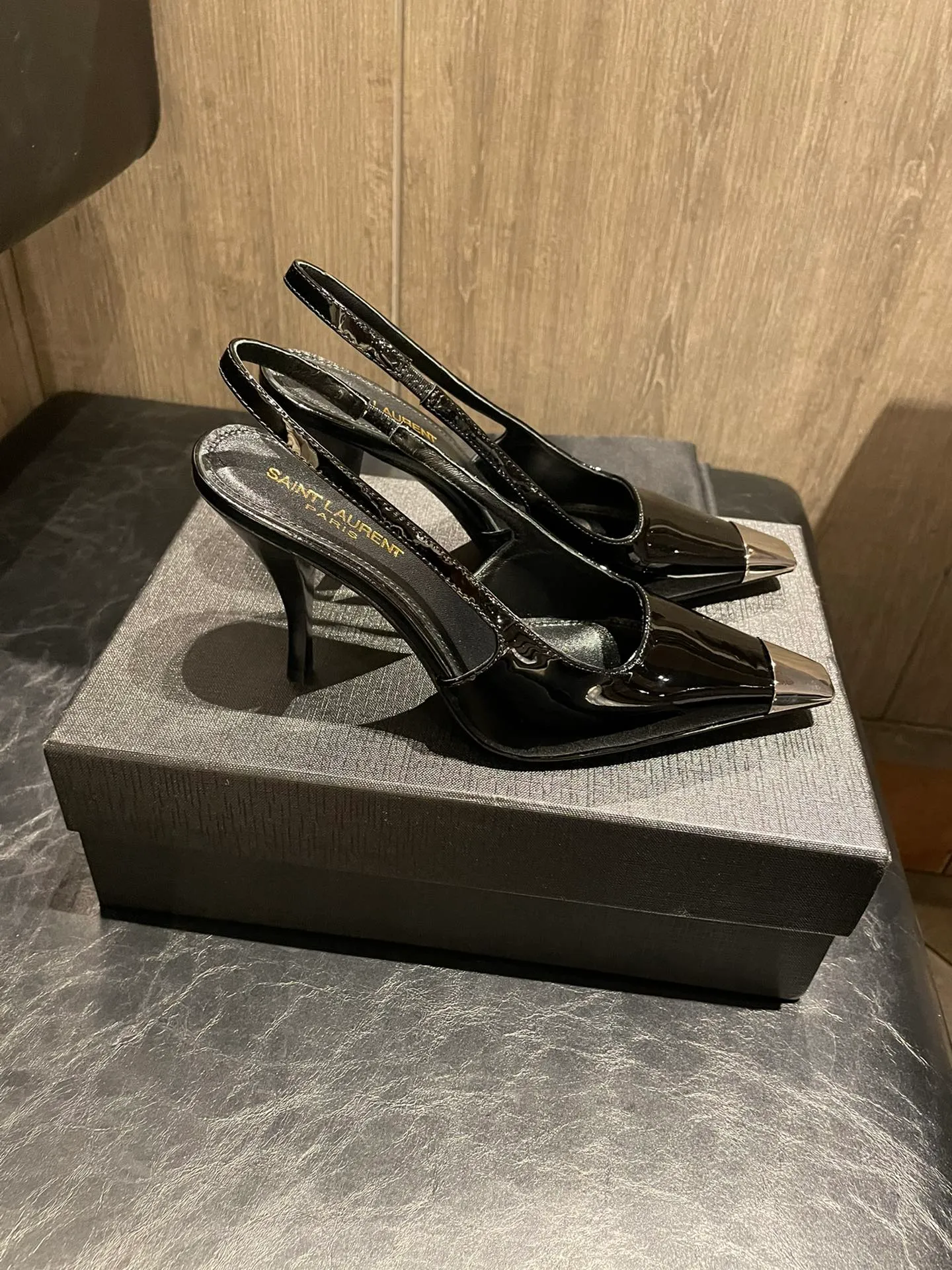 👟👟Ex-factory price 480👟👟 Women's Shoes Women's Clothes Women's Shoes Women's Clothes 22 Spring and Summer SAINT LAURENT [color] [Color] YSL Ves👟👟Ex-factory price 480, one of the goddess series, popular goddess high heels, [Firecracker] [Firecracker] new elements full of personality, small square toe metal toe caps in different colors, so beautiful! The perfect combination of fashionable style and cool [Fireworks][Fireworks], the shoe last shape is completely reproduced at 1:1. Fabric: imported black patent leather, black calfskin, two colors. Lining: imported sheepskin. Feet: imported sheepskin. Heel height: 6cm 9cm 35-39 (customized at 34.40.41)